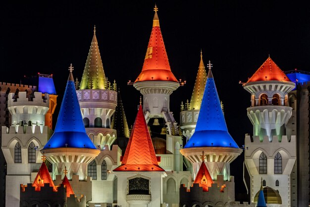 Vista de ángulo alto de un edificio iluminado contra el cielo nocturno de Las Vegas