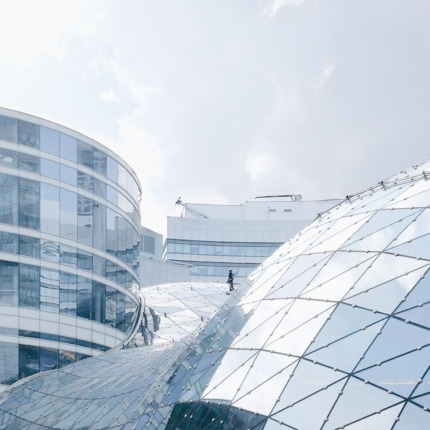 Vista de ángulo alto de un edificio moderno contra el cielo
