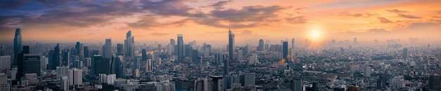 Vista de ángulo alto de edificios altos Condominio en la ciudad de Bangkok al amanecer Vista superior del horizonte Ciudad del centro de Tailandia asiático