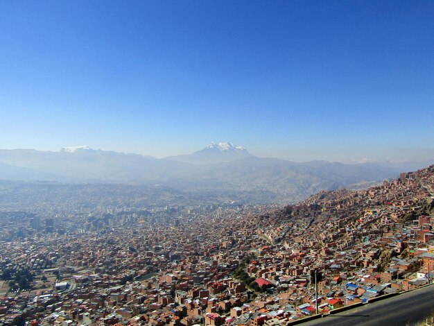 Foto vista de ángulo alto de los edificios de la ciudad contra un cielo azul claro