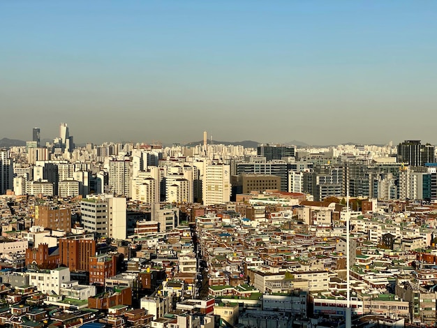 Vista de ángulo alto de los edificios de la ciudad contra un cielo despejado