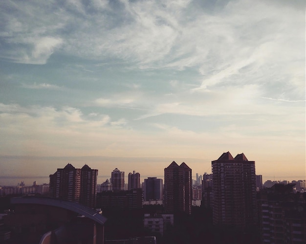 Vista de ángulo alto de los edificios de la ciudad contra el cielo nublado