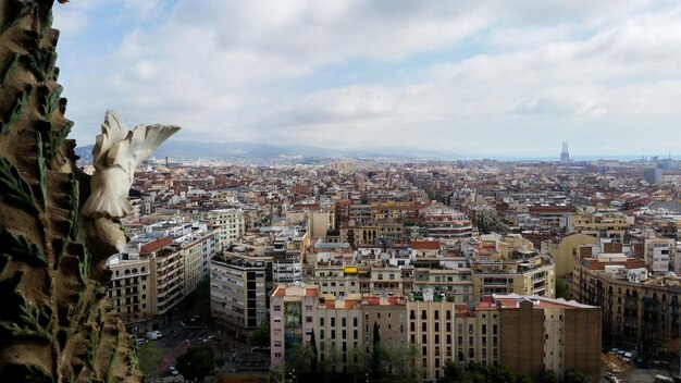 Foto vista de ángulo alto de los edificios de la ciudad contra el cielo nublado