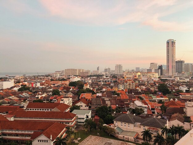 Foto vista de ángulo alto de los edificios de la ciudad contra el cielo