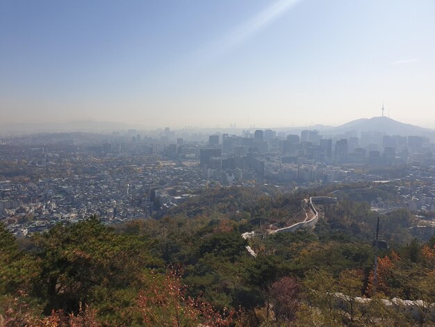 Foto vista de ángulo alto de los edificios de la ciudad contra el cielo