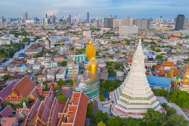 Foto vista de ángulo alto de los edificios de la ciudad contra el cielo