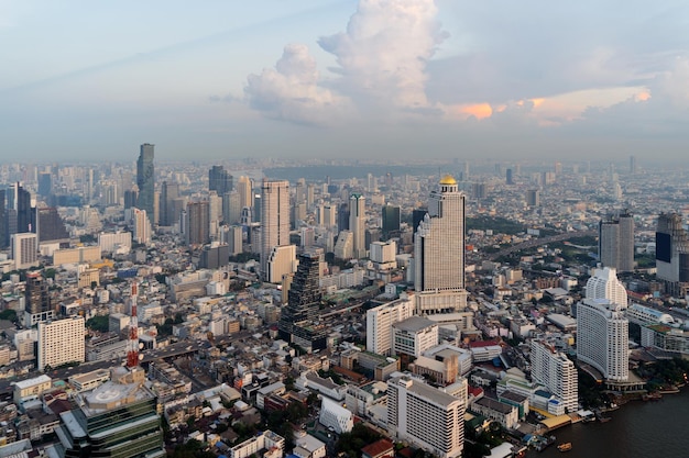 Vista de ángulo alto de los edificios de la ciudad contra el cielo