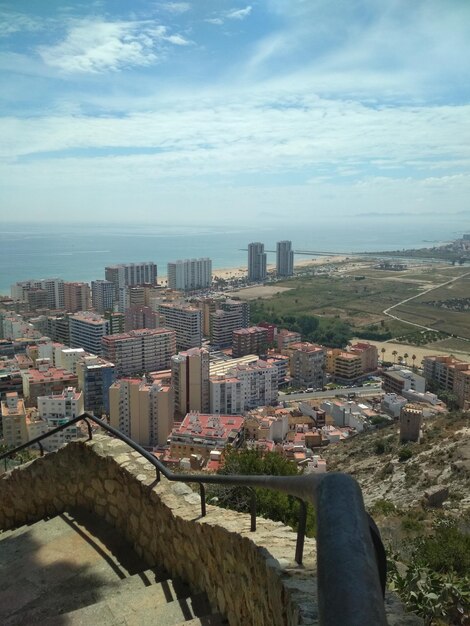 Foto vista de ángulo alto de los edificios de la ciudad contra el cielo