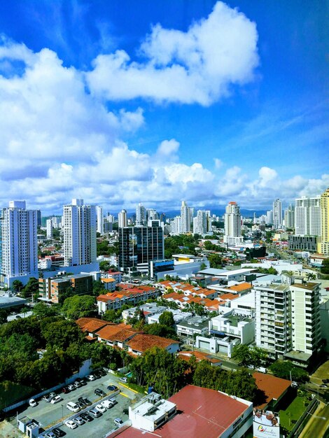 Foto vista de ángulo alto de los edificios de la ciudad contra el cielo