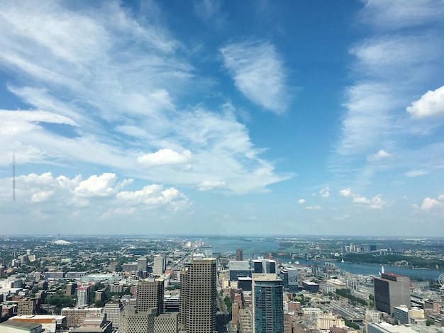 Vista de ángulo alto de los edificios de la ciudad contra el cielo