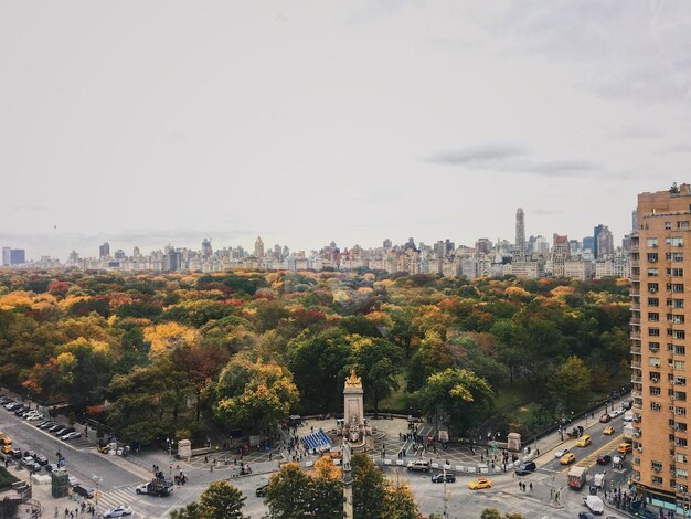 Foto vista de ángulo alto de los edificios de la ciudad contra el cielo