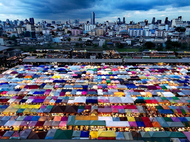 Vista de ángulo alto de los edificios de la ciudad contra el cielo