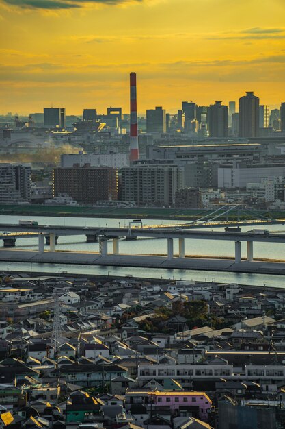 Foto vista en ángulo alto de los edificios de la ciudad durante la puesta de sol