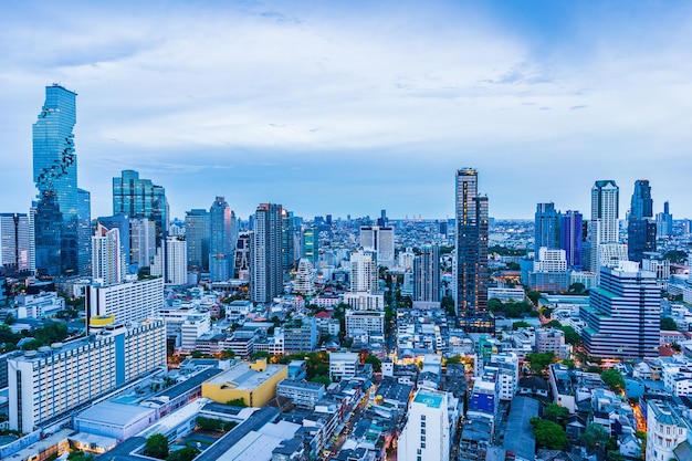 Vista en ángulo alto de los edificios contra el cielo en la ciudad