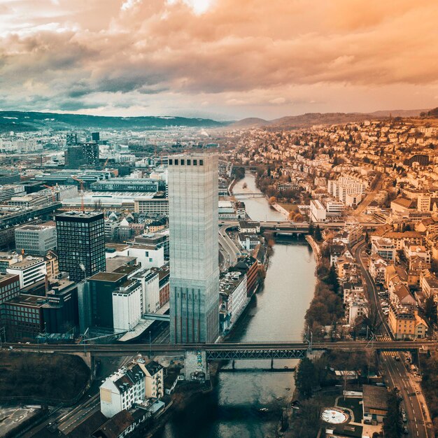 Foto vista en ángulo alto de los edificios contra el cielo nublado