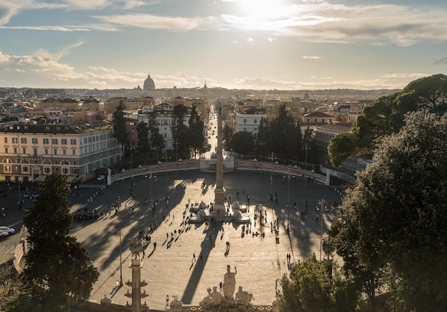 Vista en ángulo alto de los edificios contra el cielo nublado