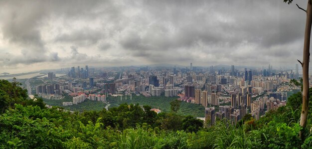 Foto vista en ángulo alto de los edificios contra el cielo nublado