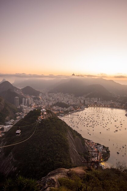 Vista en ángulo alto de los edificios contra el cielo durante la puesta de sol