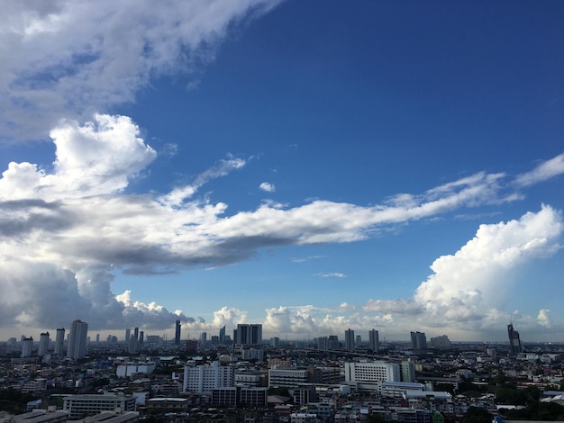 Vista en ángulo alto de los edificios contra el cielo