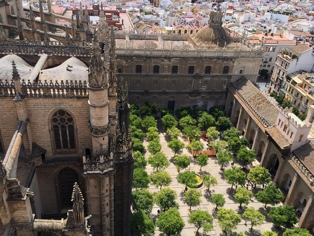 Foto vista de ángulo alto de edificios históricos en la ciudad.