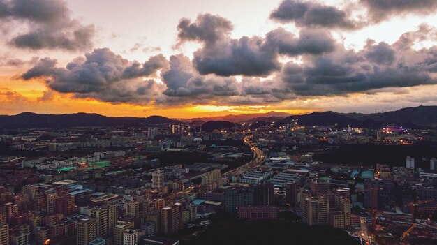 Foto vista de ángulo alto de edificios iluminados en la ciudad al atardecer