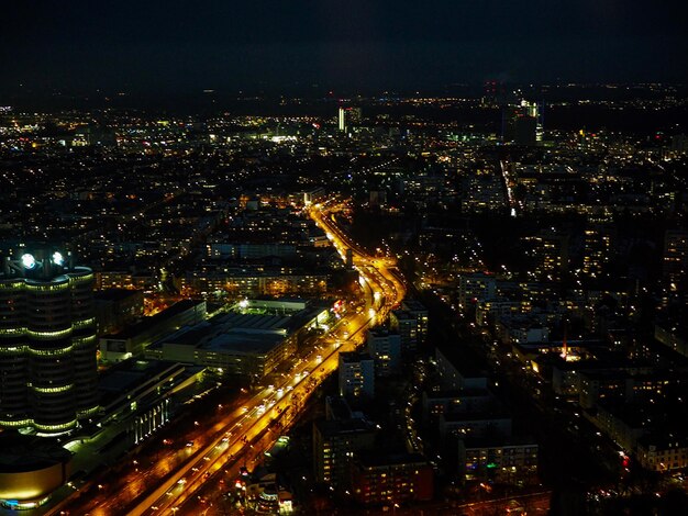 Foto vista de ángulo alto de los edificios iluminados de la ciudad por la noche