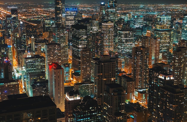 Vista de ángulo alto de edificios iluminados en la ciudad por la noche