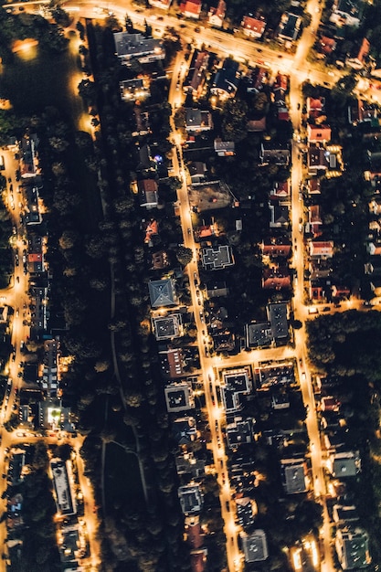 Foto vista de ángulo alto de edificios iluminados en la ciudad por la noche