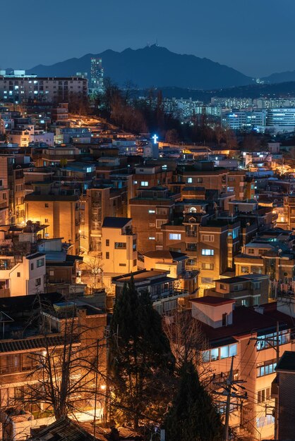 Vista de ángulo alto de edificios iluminados en la ciudad por la noche