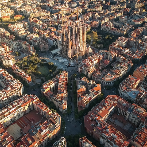 Foto vista de ángulo alto de edificios iluminados en la ciudad
