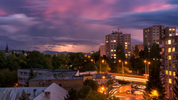 Foto vista de ángulo alto de edificios iluminados contra el cielo al atardecer