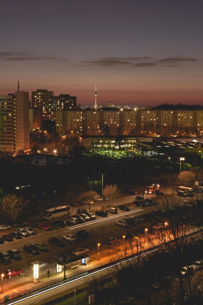 Vista de ángulo alto de edificios iluminados contra el cielo por la noche