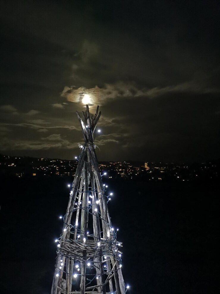 Foto vista de ángulo alto de edificios iluminados contra el cielo por la noche