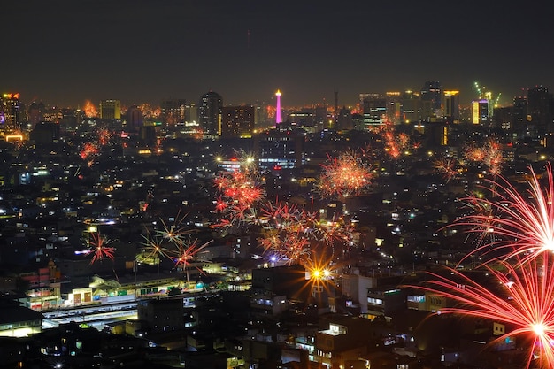 Vista de ángulo alto de edificios iluminados contra el cielo por la noche