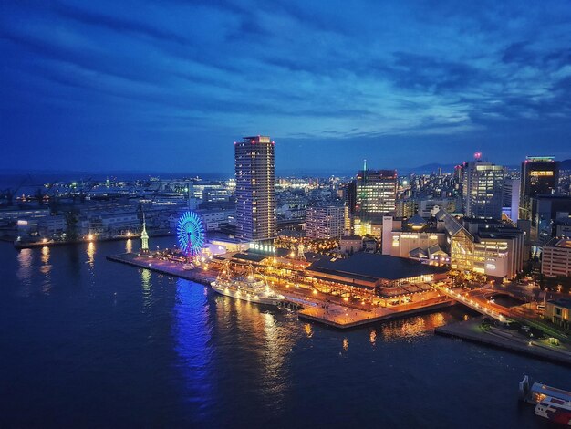 Vista de ángulo alto de edificios iluminados por el río contra el cielo