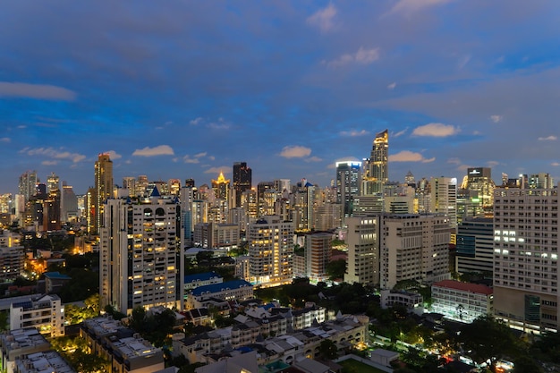 Foto vista de ángulo alto de edificios modernos en la ciudad contra el cielo