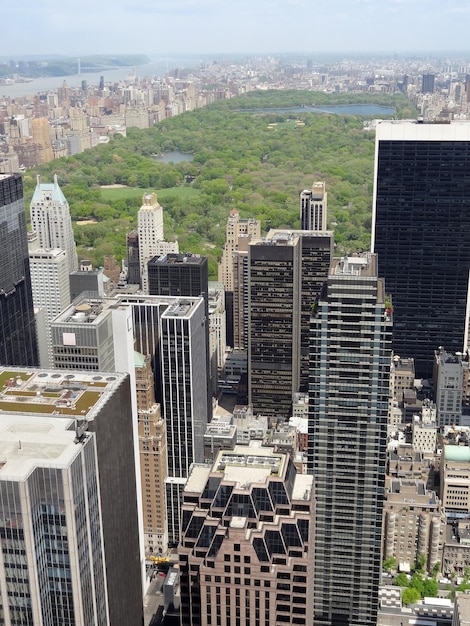 Foto vista de ángulo alto de edificios modernos en la ciudad contra el cielo