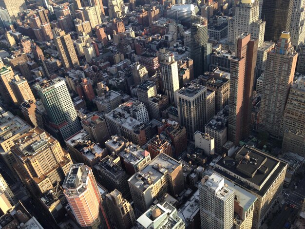 Vista en ángulo alto de edificios modernos en la ciudad