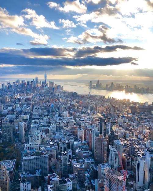 Vista de ángulo alto de edificios modernos contra el cielo durante la puesta de sol