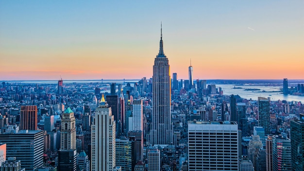 Vista de ángulo alto de edificios modernos en Manhattan contra un cielo despejado