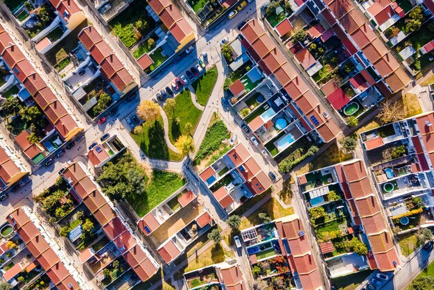 Vista en ángulo alto de edificios residenciales en la ciudad