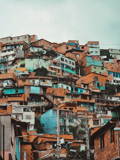 Vista de ángulo alto de edificios residenciales contra el cielo