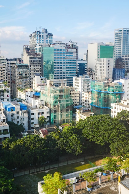 Vista de ángulo alto de los edificios residenciales y financieros de la ciudad de dhaka en un día soleado