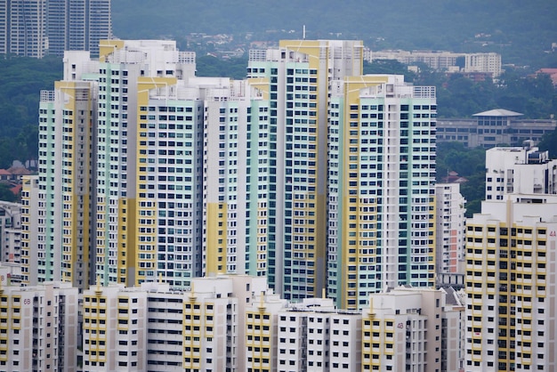 Vista de ángulo alto de edificios residenciales de singapur contra el cielo azul