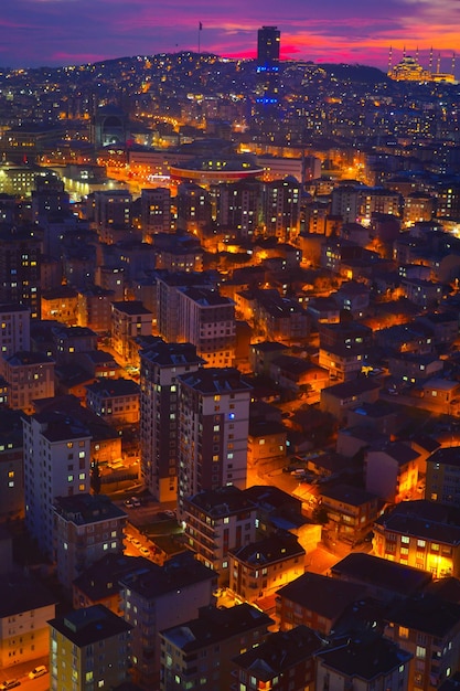 Vista de ángulo alto de los edificios de residencias en la noche en la ciudad de Estambul