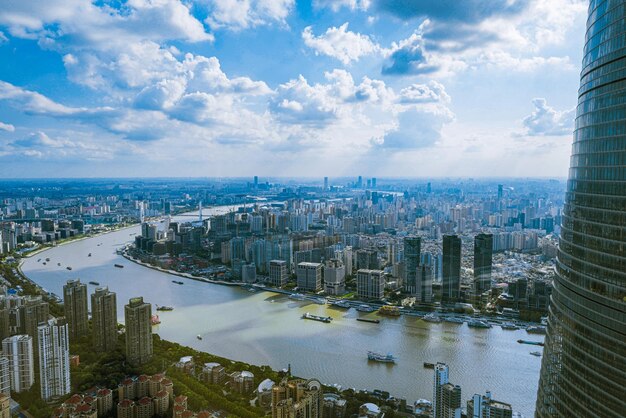 Vista de ángulo alto de los edificios por el río contra el cielo