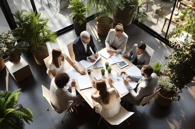 Vista de ángulo alto de empresarios sentados a la mesa durante la reunión en la oficina