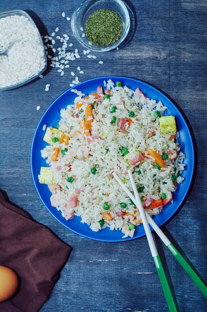 Foto vista de ángulo alto de la ensalada en el cuenco en la mesa