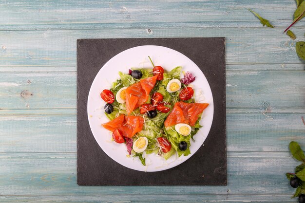 Foto vista de ángulo alto de la ensalada en el cuenco en la mesa