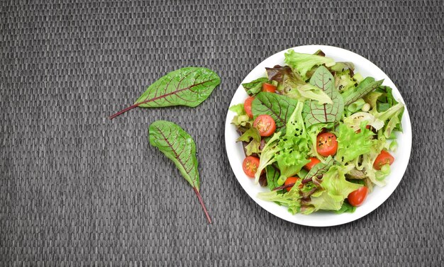 Foto vista de ángulo alto de la ensalada en el cuenco en la mesa